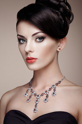 带珠宝的轻美女的时尚肖像黑发女孩完美的化妆美女风格的女人钻石配件